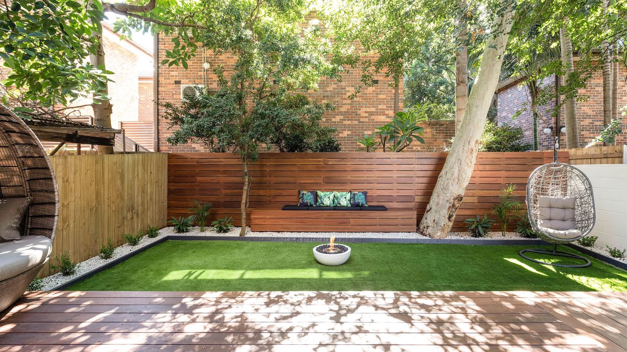 lawn ideas: sunken lawn in modern garden