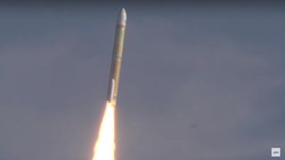 日本の白と茶色の H3 ロケットは、曇り空を背景に F3b で宇宙に向かいました。  2024 年 17 日。