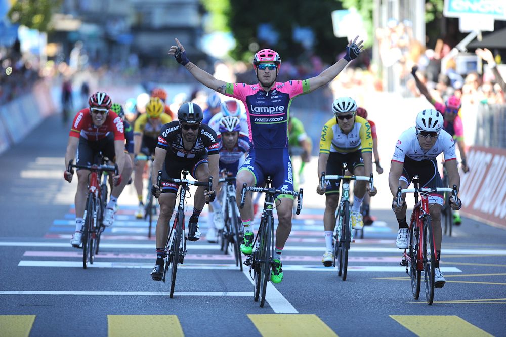 Sacha Modolo wins stage 17 ahead of Giacomo Nizzolo and Luka Mezgec.