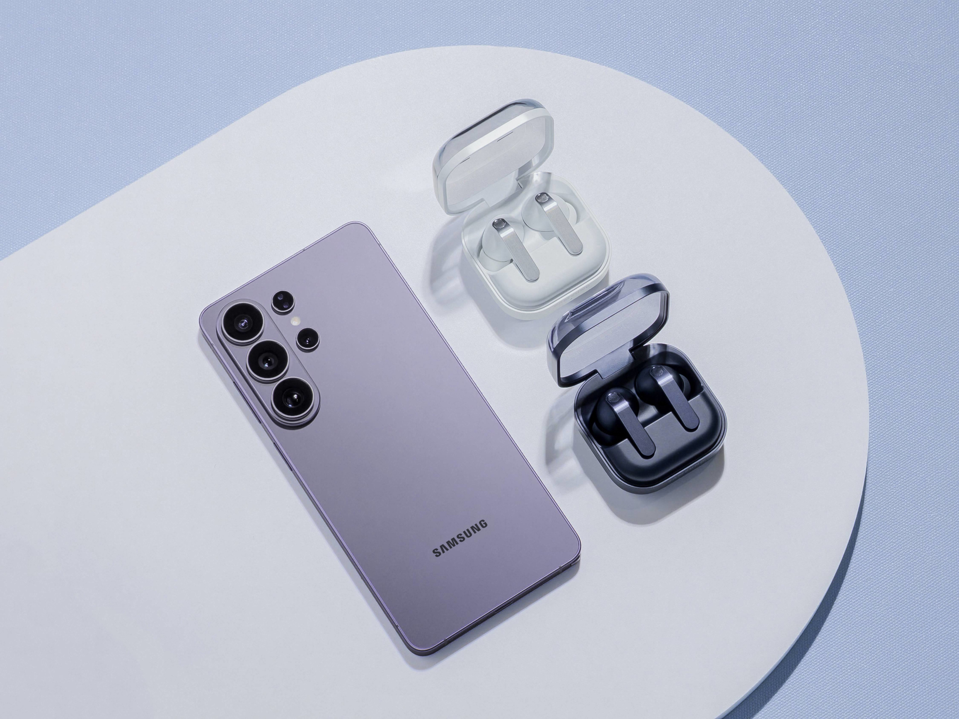 Samsung Galaxy Buds4 Pro and Galaxy S26 Ultra