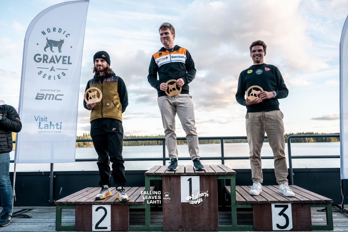 The elite podium at Falling Leaves Lahti 2024, the final opportunity to score points before the final of the Gravel Earth Series 2024