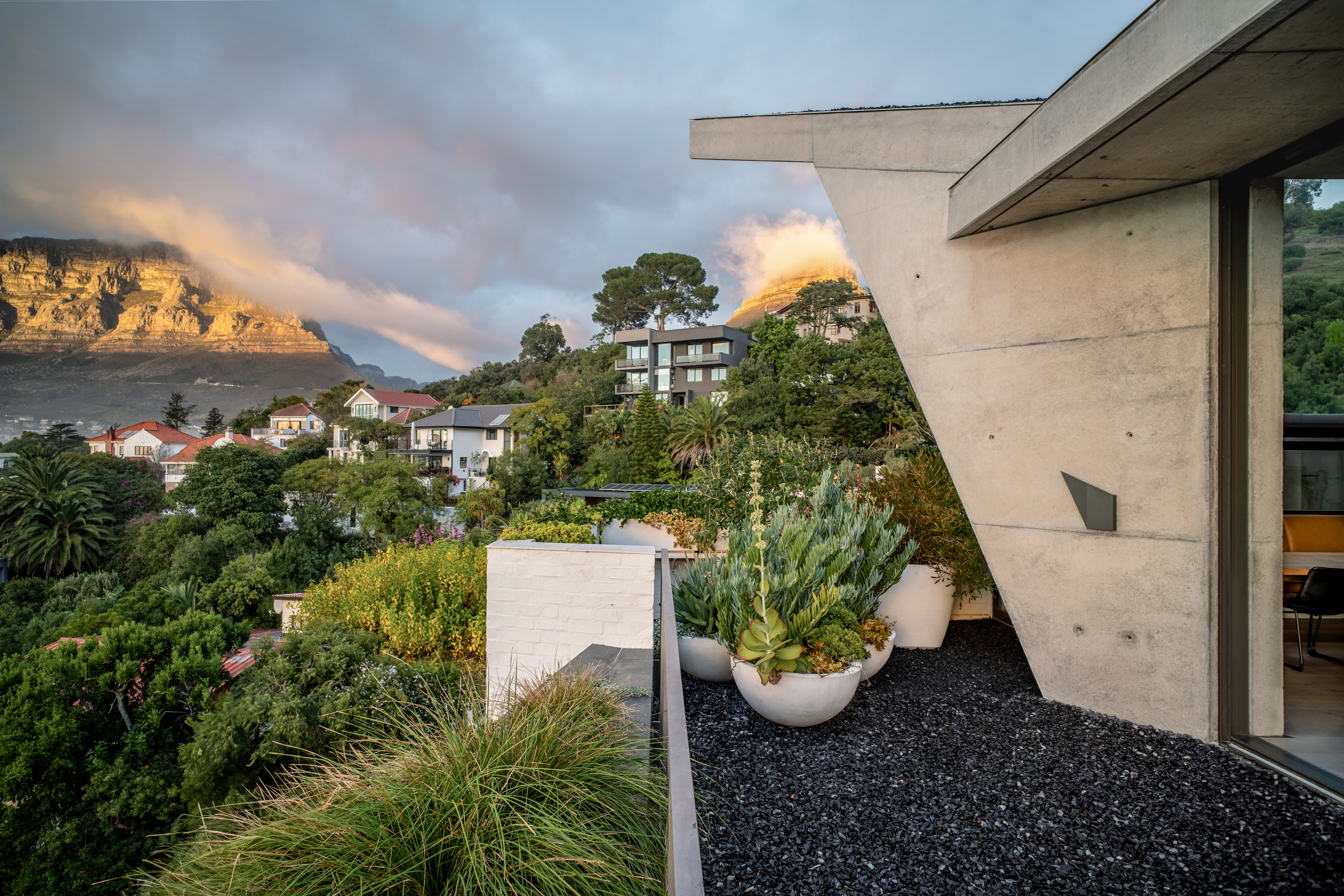 Kenmore, a South Africa house sat in a sloped site and opening up to expansive views