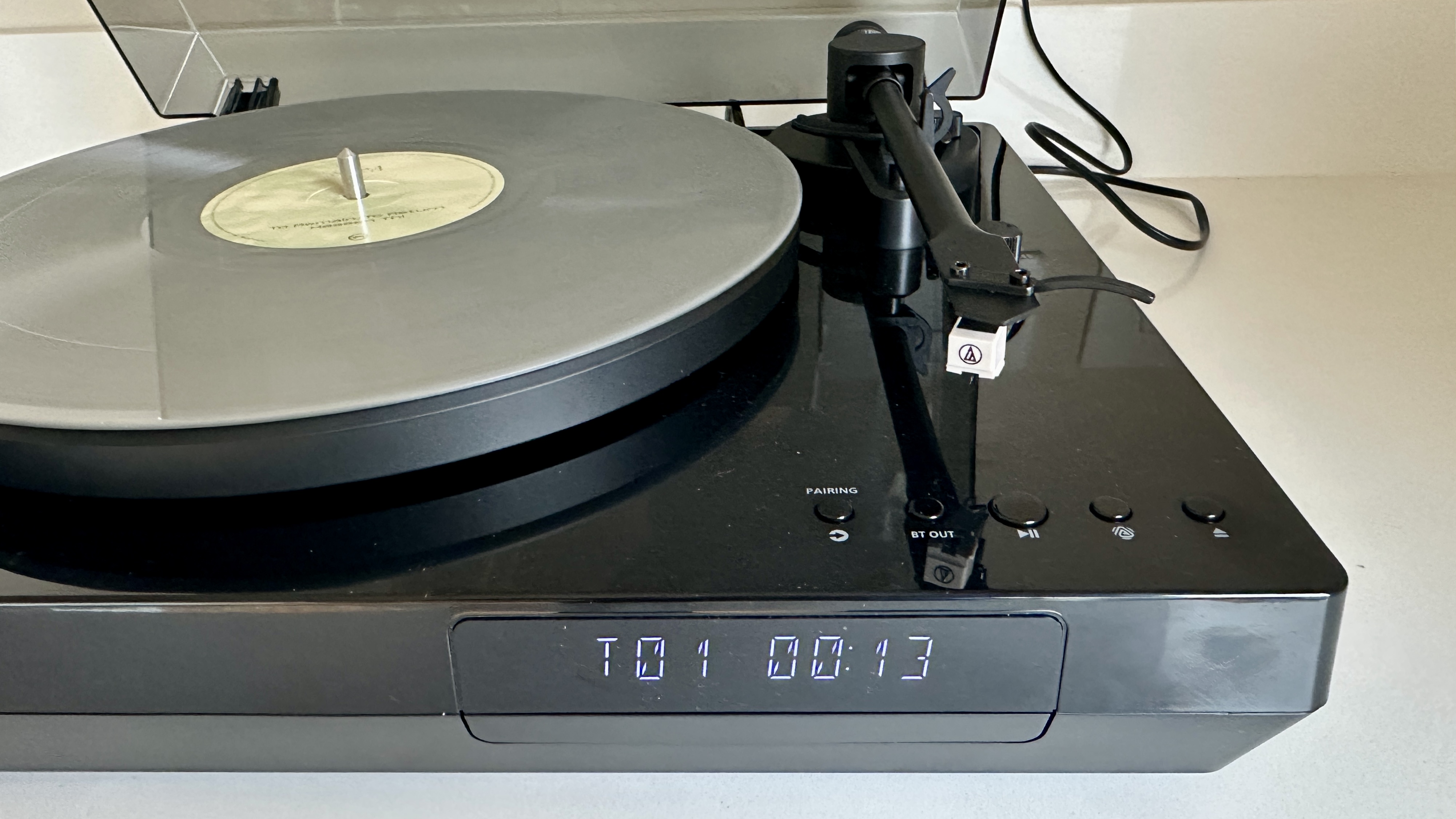 Philips Fidelio FT1 turntable closeup showing the tonearm, plinth, stylus and CD mechanism