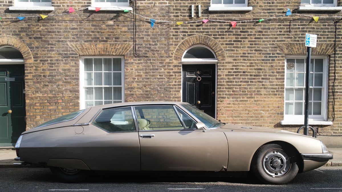 Fujifilm X100VI image gallery: London sidewalk, a classic car is parked, there's an old house frontage with tall windows behind