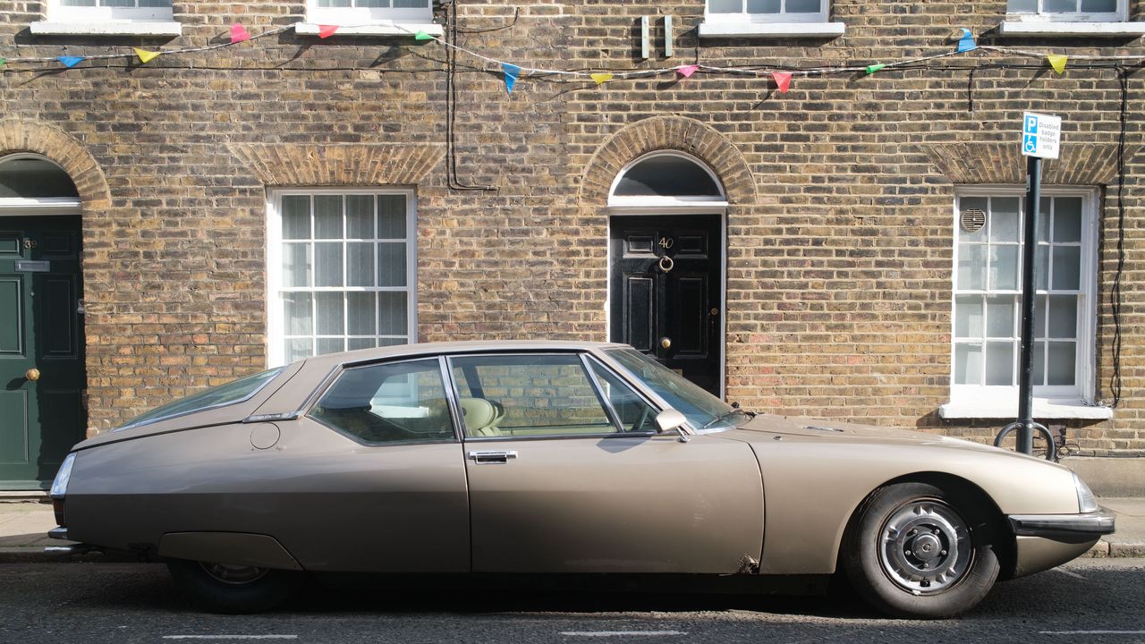 Fujifilm X100VI image gallery: London sidewalk, a classic car is parked, there's an old house frontage with tall windows behind