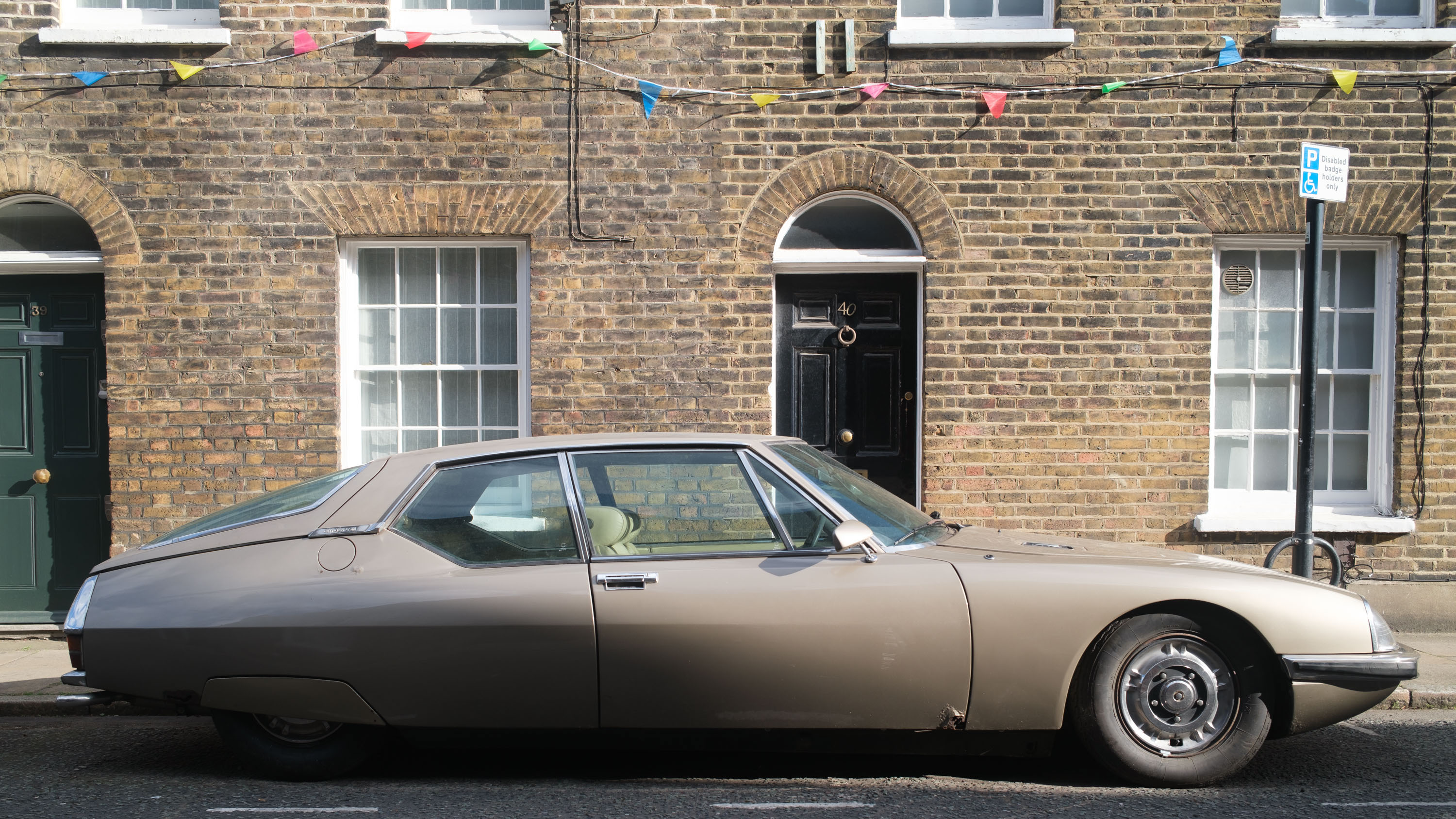 Fujifilm X100VI image gallery: London sidewalk, a classic car is parked, there's an old house frontage with tall windows behind