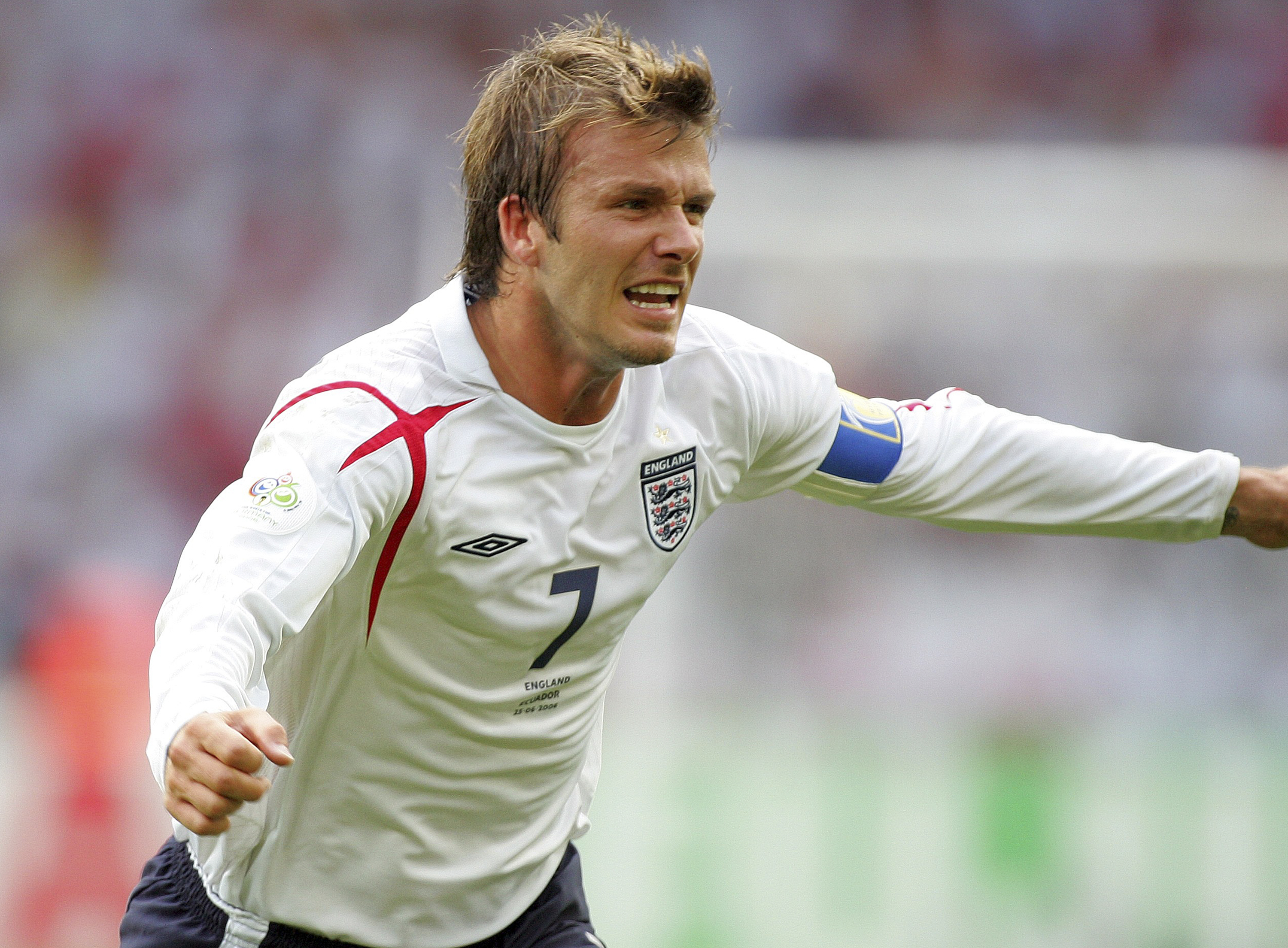 David Beckham festeggia il suo gol per l'Inghilterra a Euro 2024 contro l'Ecuador ai Mondiali del 2006.
