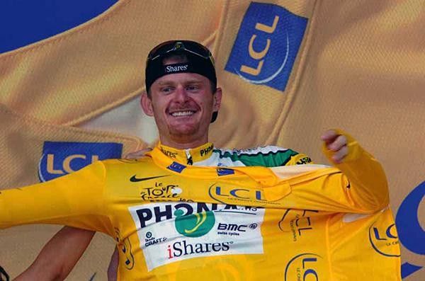 Floyd Landis (Phonak) puts on the maillot jaune