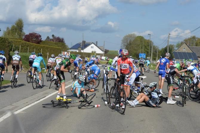 Lieuwe Westra takes a tumble