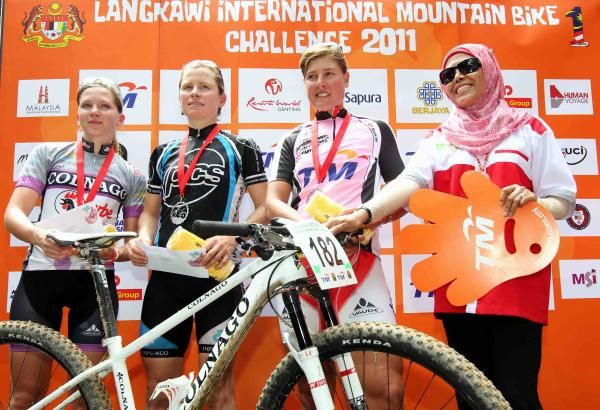 Nathalie Schneitter (second from right), winner of women's stage 2 alongside runner-up Jodie Willet (second from left) and Vivienne Meyer (extreme left) pose with General Manager of TM Kedah/Perlis, Pauziah Taib.