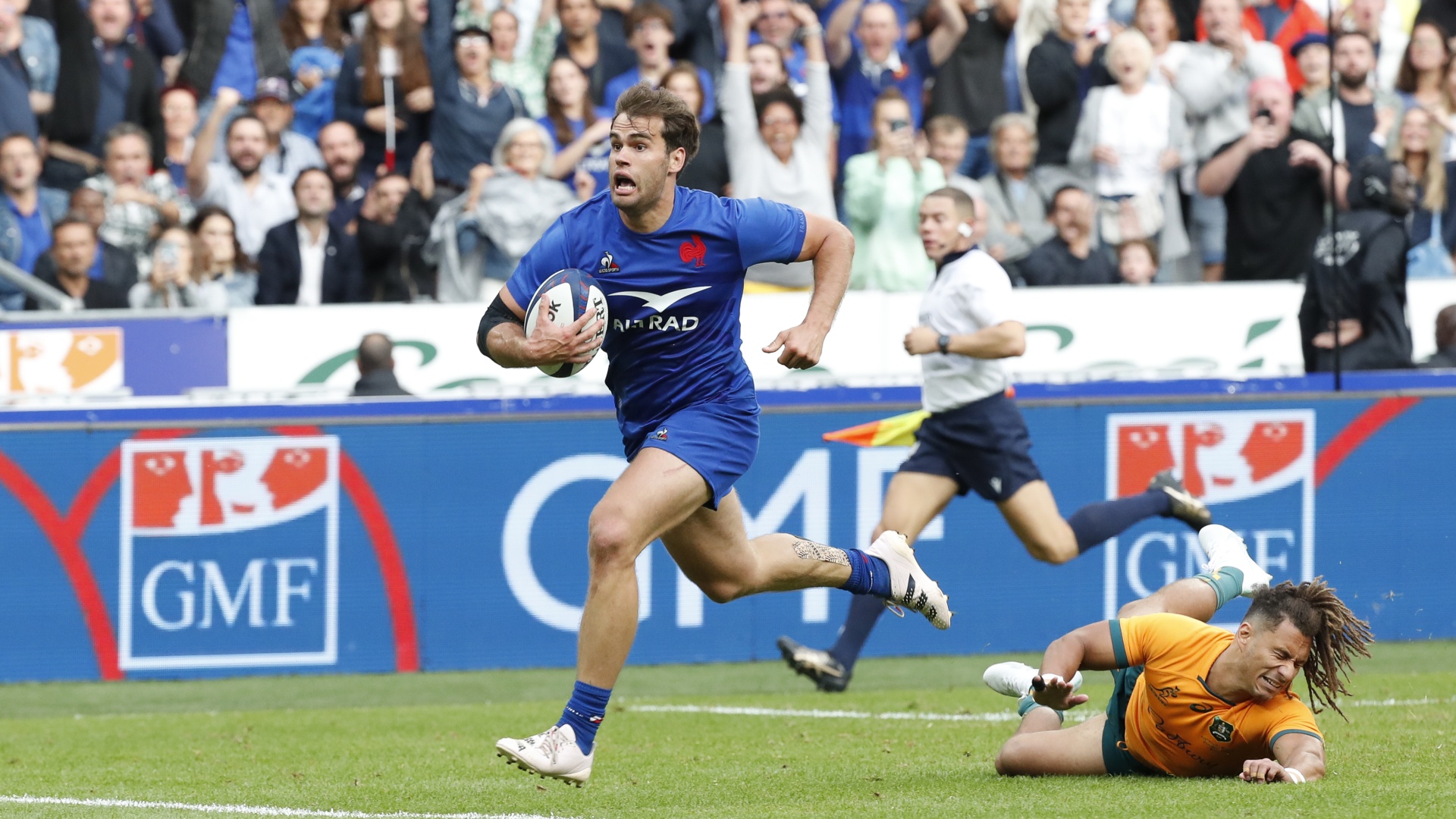 Damian Penaud running past Issak Fines Leleiwasa to score a try in the most recent France vs Australia game in 2023