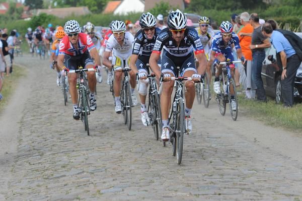 The front group still intact on the early pav&eacute; sectors.