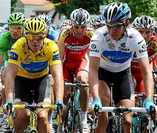 Kirchen chews the fat with team-mate and best young rider Thomas L&ouml;vkvist.