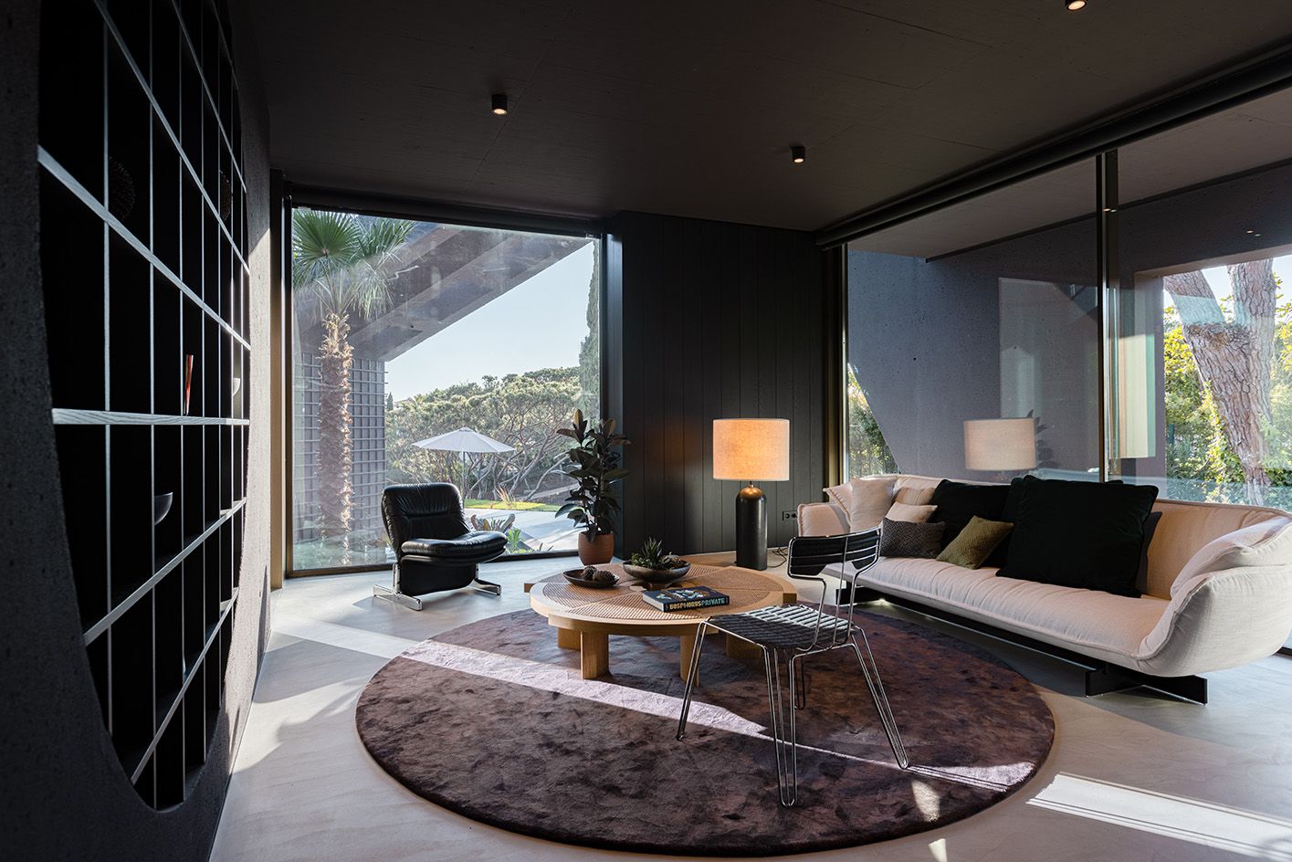 Melro vive dentro de uma casa de luxo em Portugal