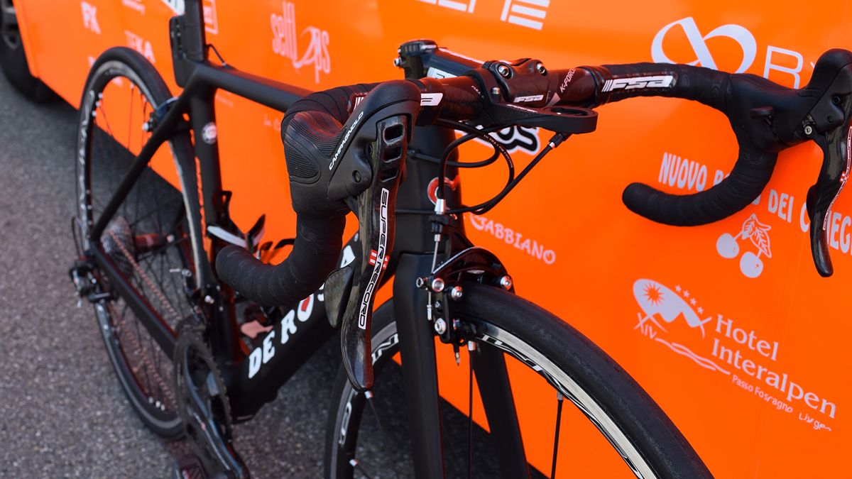 Campagnolo's Super Record levers control the braking and shifting for Cunego