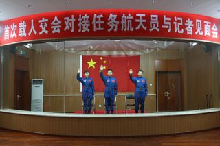 Shenzhou-9 Crew Waves