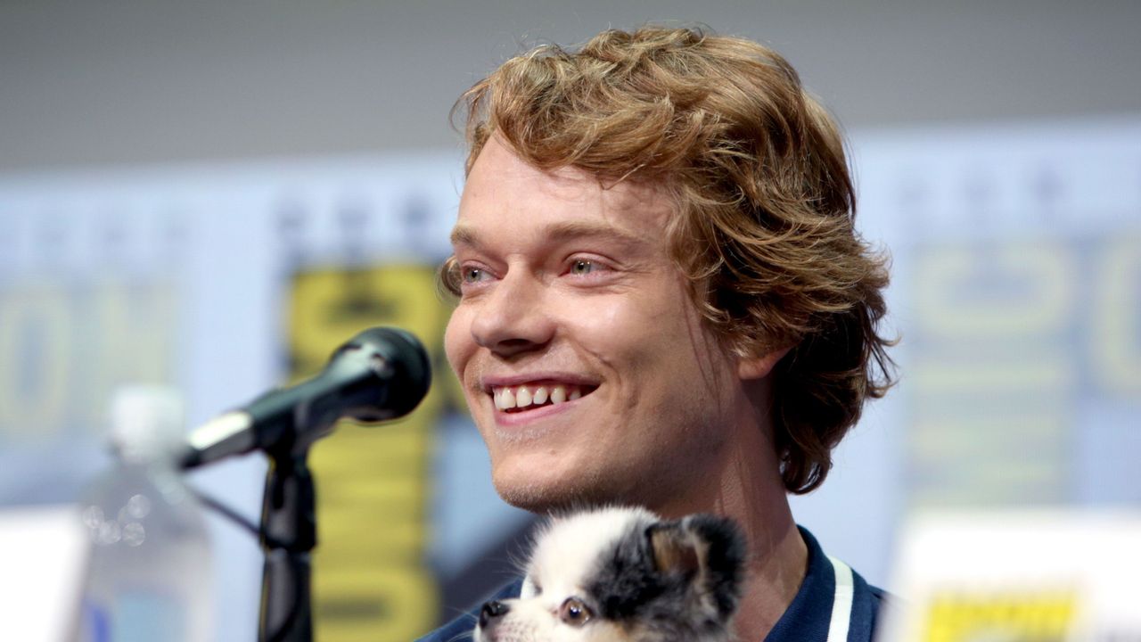 &#039;Game of Throne&#039;s Comic-Con Panel 2017 Alfie Allen Puppy