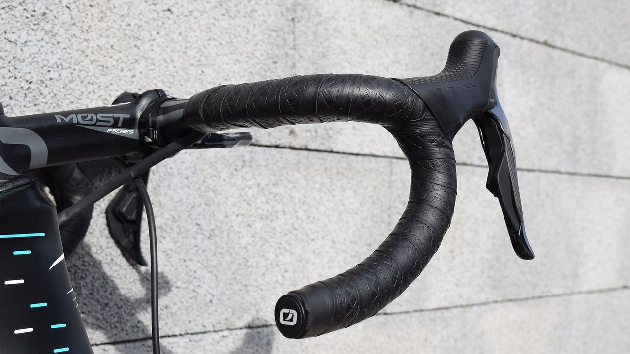 Like the majority of riders for Paris-Roubaix, Thomas has opted to double wrap his handlebar tape