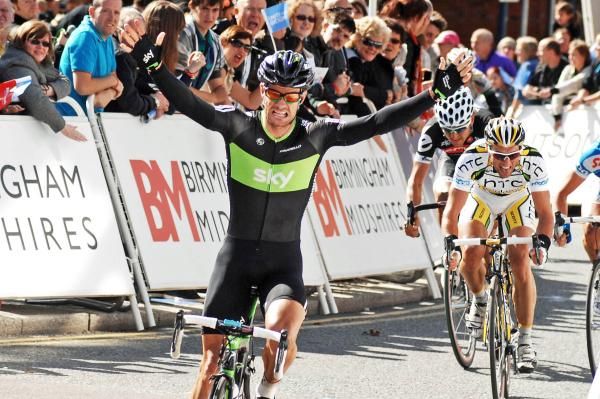 Greg Henderson (Team Sky) wins stage 2 ahead of his breakaway companions