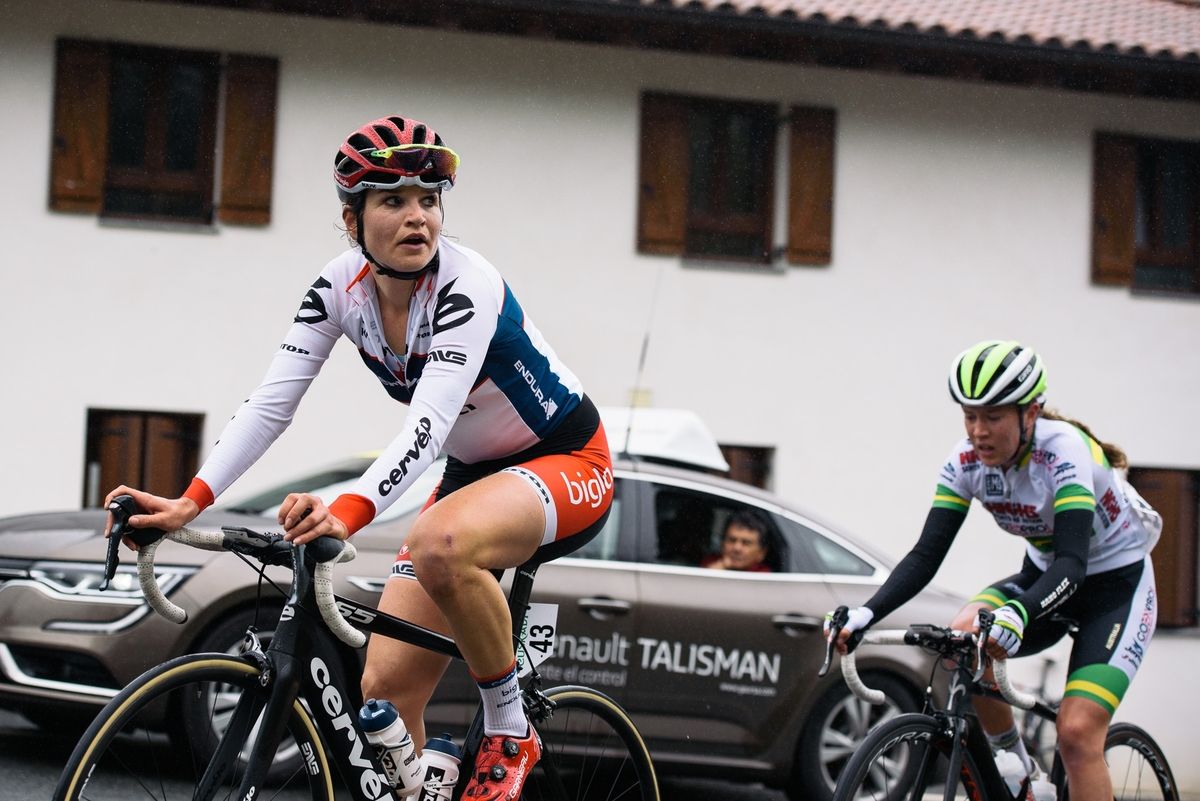Jo&euml;lle Numainville sees there's still more climbing to come around the switchback - Emakumeen Bira 2016 Stage 4