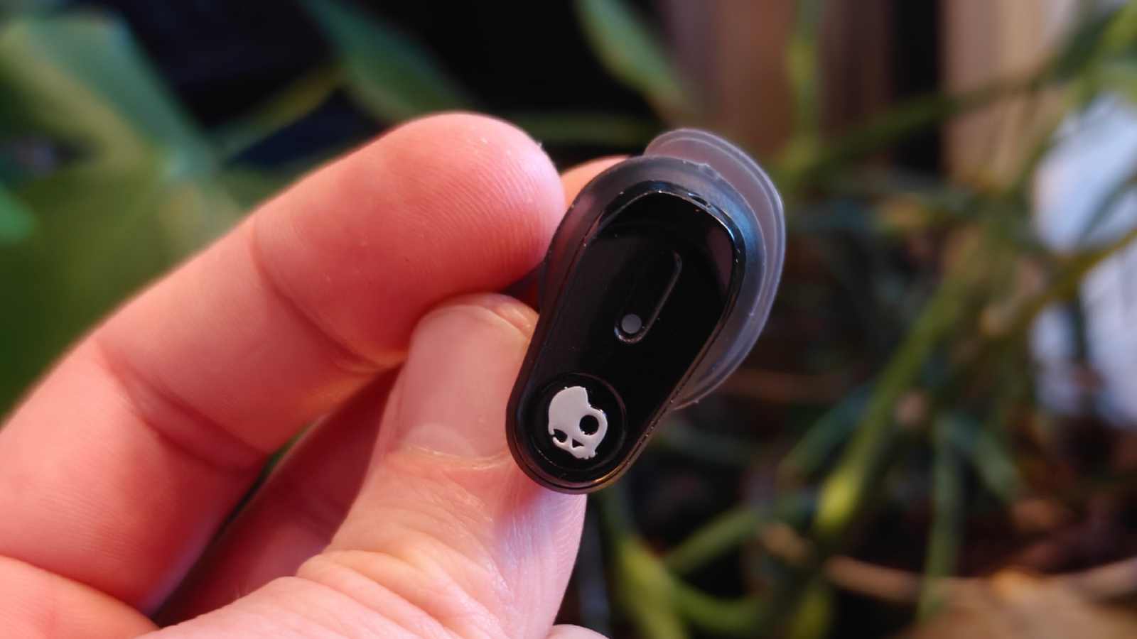 The Skullcandy Method 540 earbud, showing the back.