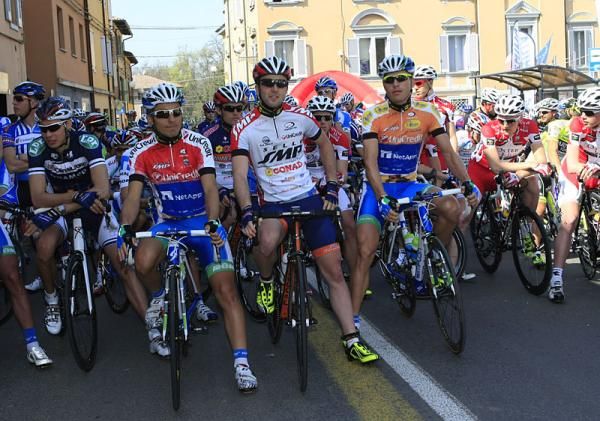 Riders at the start of stage 3