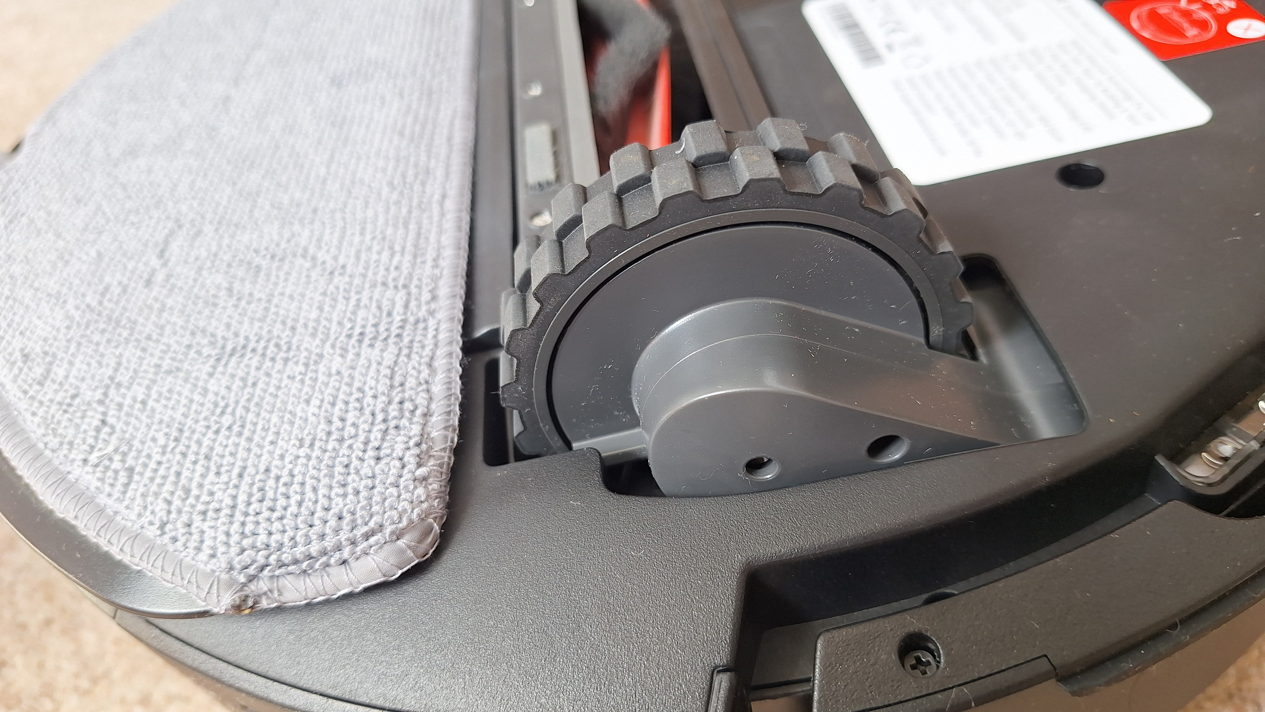 Close up of the chunky wheels on Roborock Q7 M5 robot vacuum