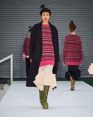 Female model wore knitted wear