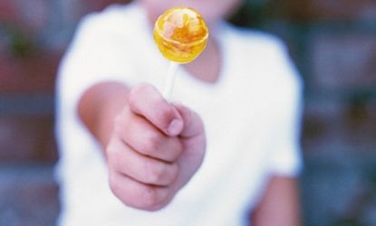 Some parents are trying to stave off chicken pox in their children by giving their healthy kids lollipops supposedly licked by kids infected with the virus... really.