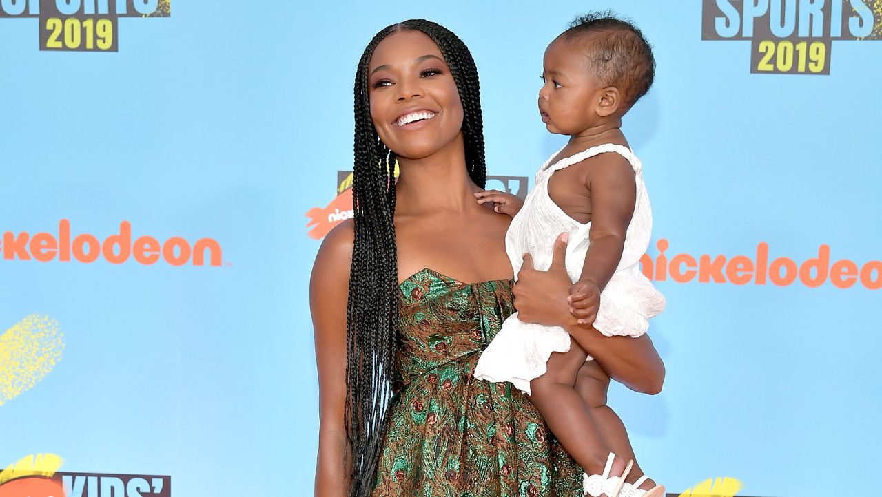 santa monica, california july 11 l r gabrielle union and kaavia james union wade attend nickelodeon kids choice sports 2019 at barker hangar on july 11, 2019 in santa monica, california photo by neilson barnardgetty images