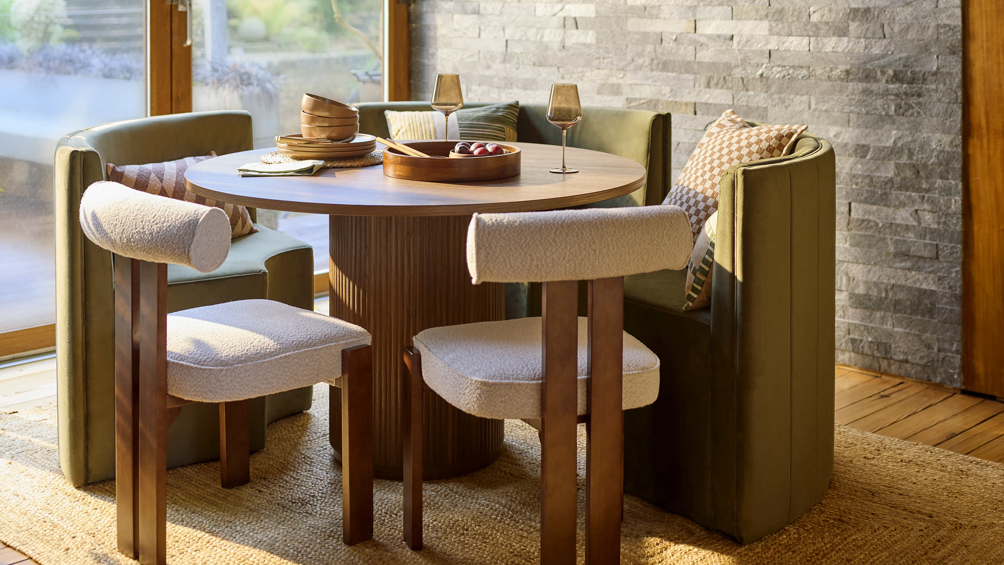 Very dining table and chairs