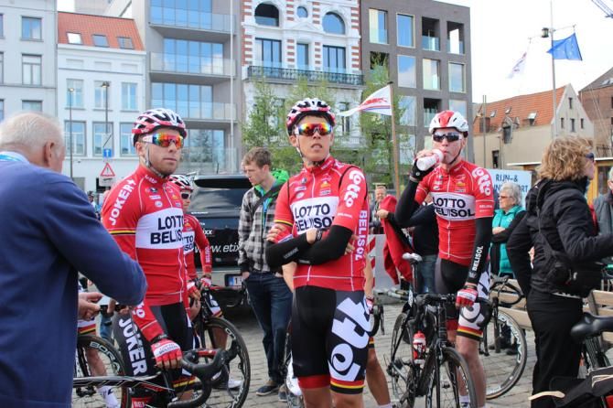 Lotto Belisol wait at sign-on