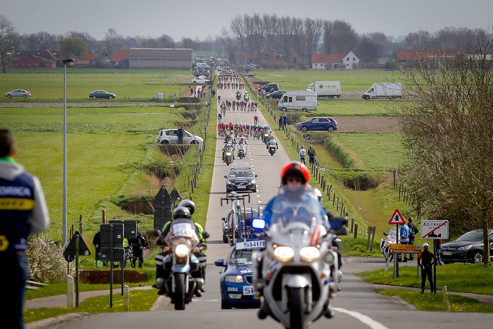 A view of the echelons during stage 2 at Three Days of De Panne