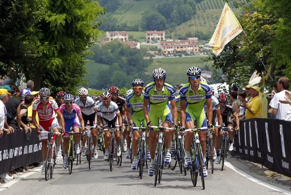 Liquigas works to control the race
