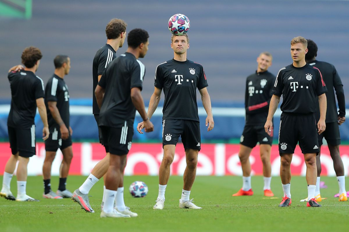 Bayern Munich&#039;s German forward Thomas Mueller (C) heads a ball during a training session at the Jose Alvalade stadium in Lisbon on August 18, 2020 on the eve of the UEFA Champions League semi-final football match between Lyon and Bayern Munich. 