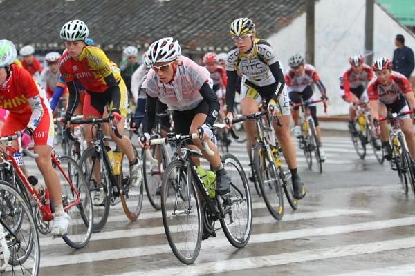 Trixi Worrack (Noris Cycling) cornering in the bunch