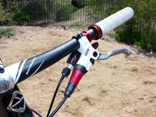 Spec on the Superfly 100 is part-race, part-trail with powerful Avid Elixir CR hydraulic disc brakes and quick SRAM X.0 trigger shifters