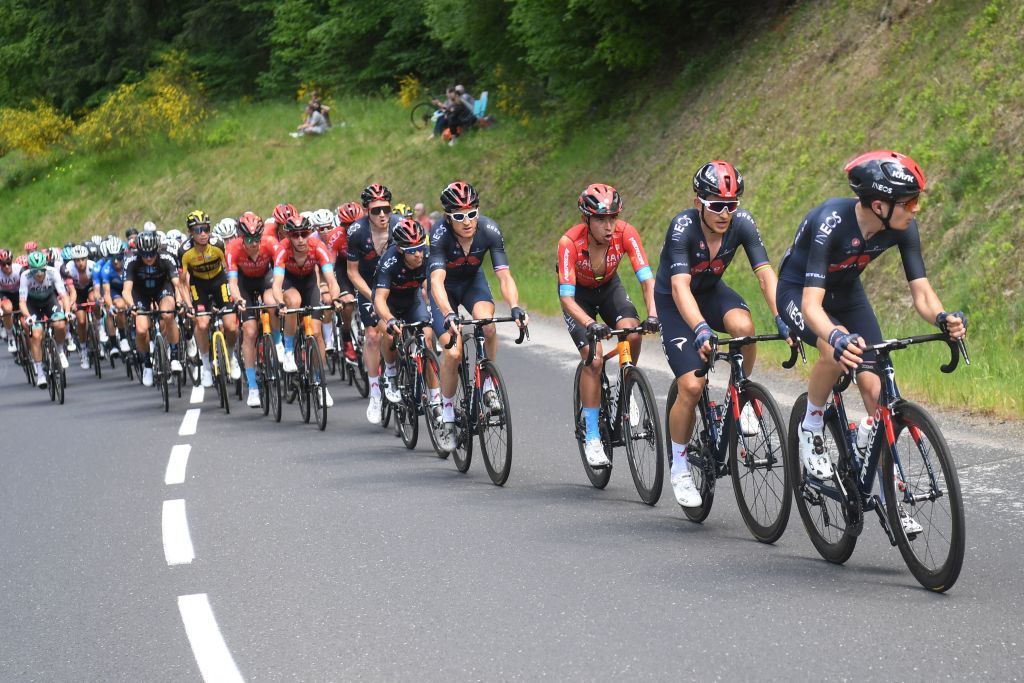 Ineos Grenadiers rode to protect Geraint Thomas
