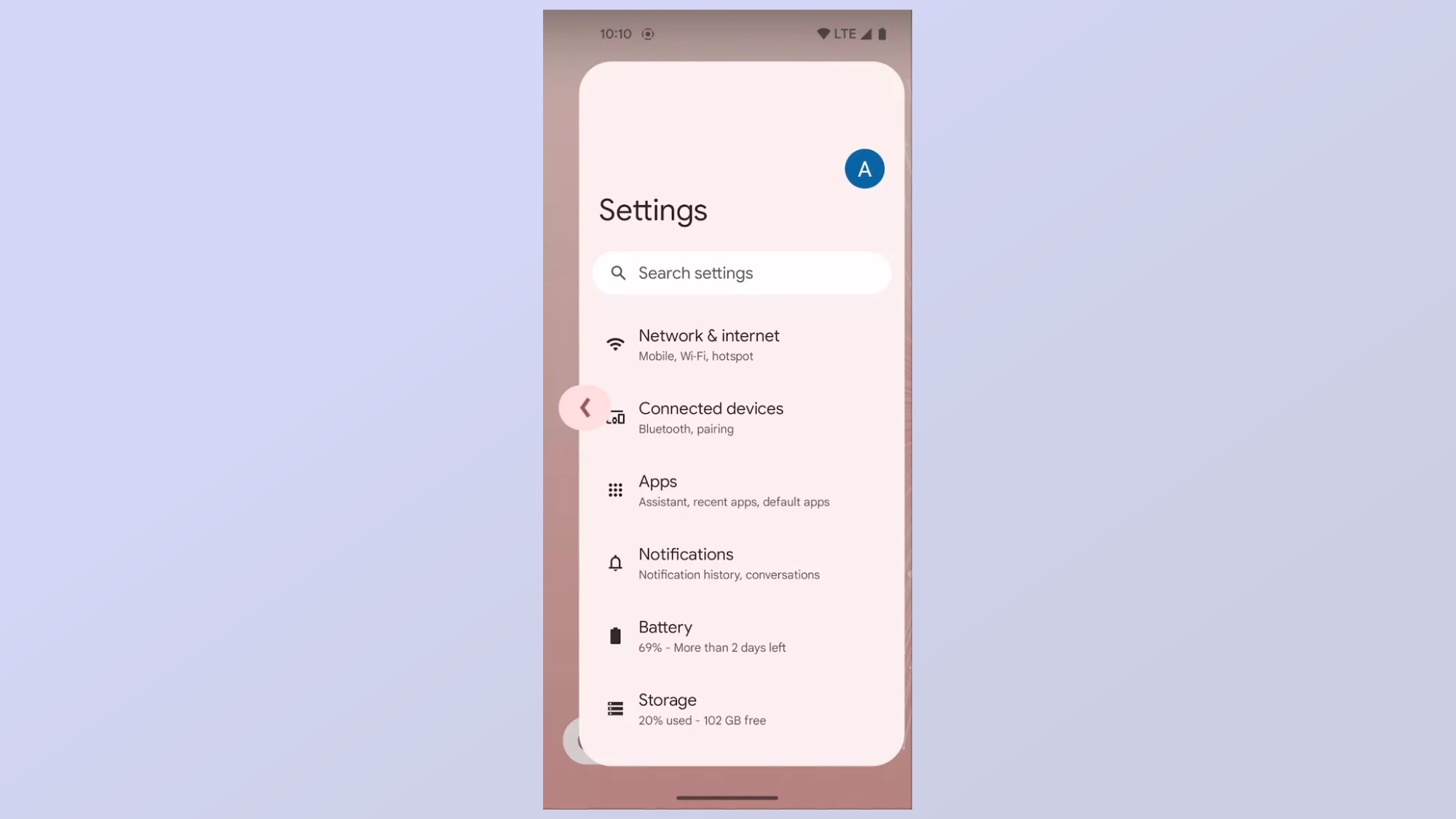 Una captura de pantalla de Android 14, que muestra la nueva flecha hacia atrás que aparece al usar gestos de deslizamiento