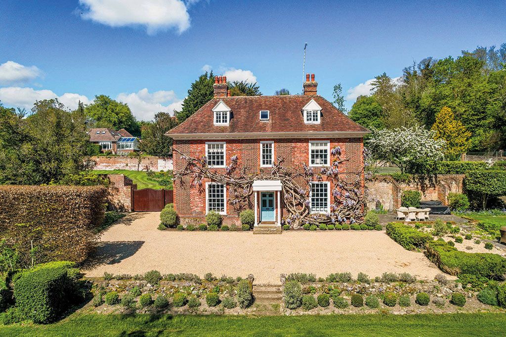 Properties for sale with tennis courts: Vale House, Loose, Maidstone, Kent