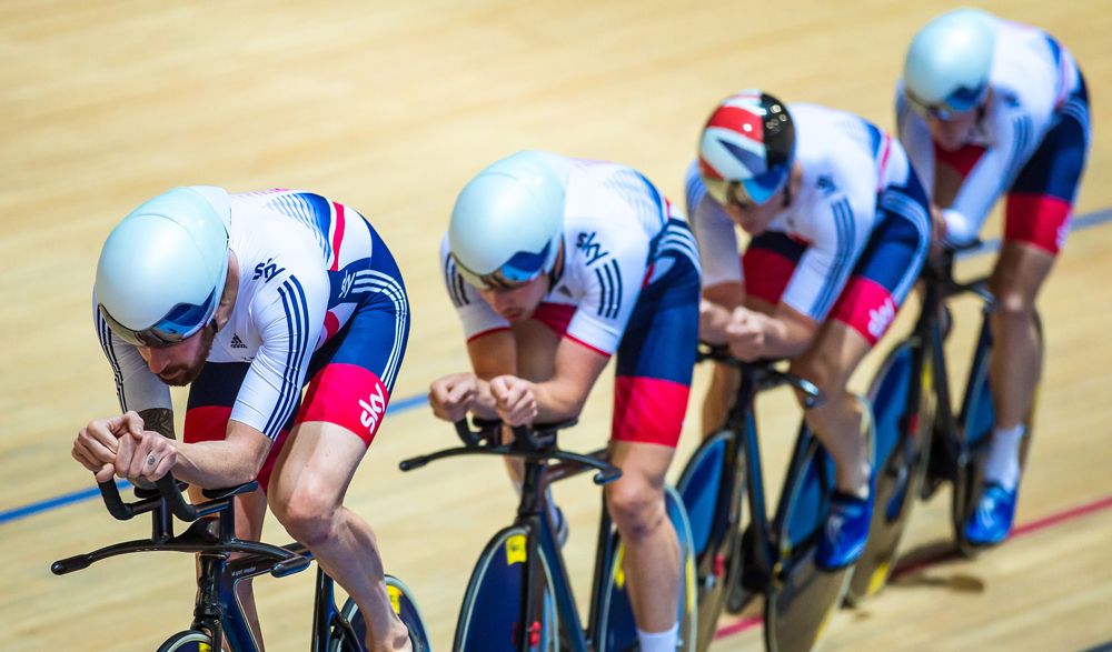 The men's pursuit team line out