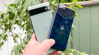 Pixel 6a vs. iPhone SE 2022 rear cameras