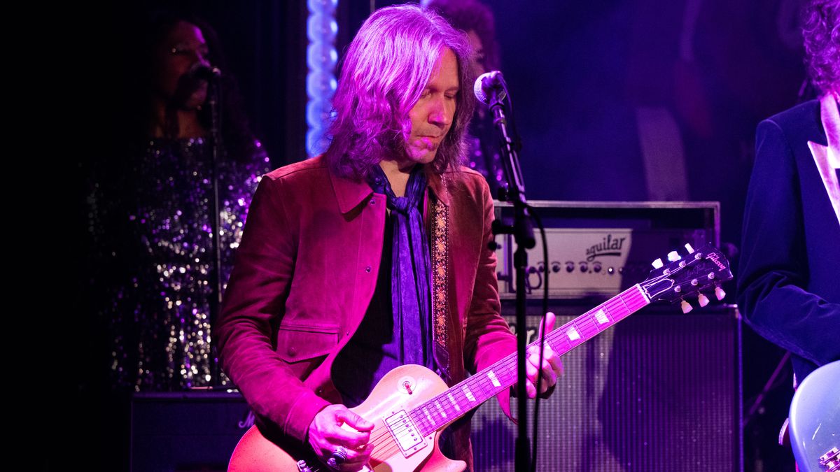 See Charlie Starr fitting right in as guitarist in the Black Crowes