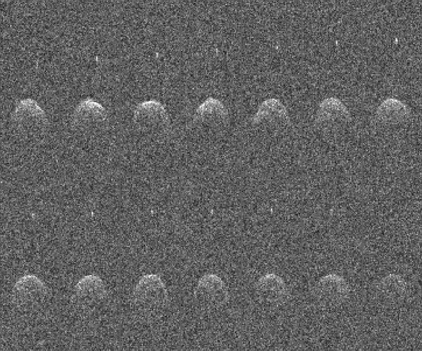 korrelig beeld met 14 wazige radarbeelden van Didymos en zijn maantje Dimorphos.