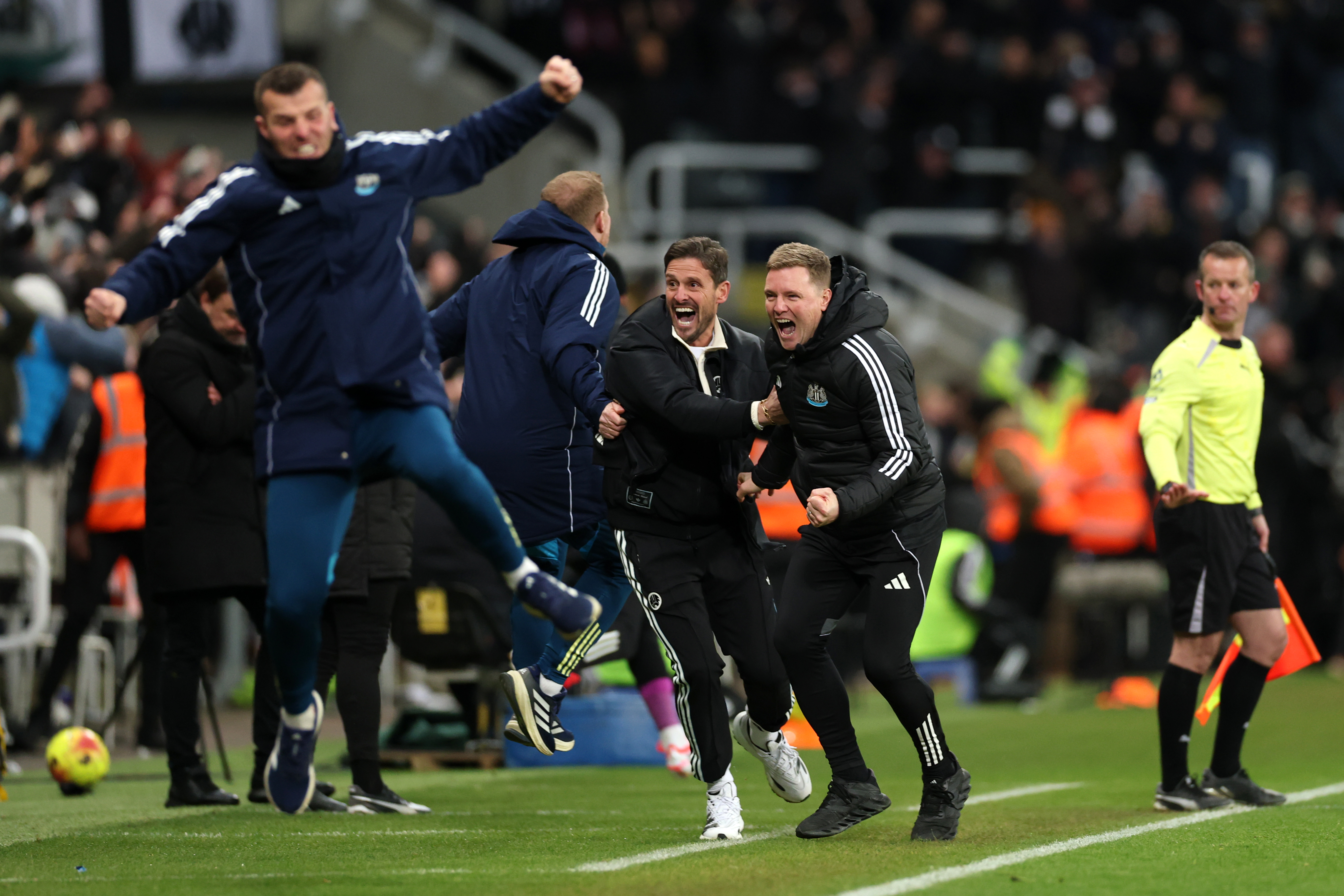 NEWCASTLE UPON TYNE, ENGLAND - JANUARY 07: Eddie Howe, Manager of Newcastle United, celebrates his team&amp;amp;apos;s fourth goal, scored by Harvey Barnes (not pictured) during the Premier League match between Newcastle United and Leeds United at St James&amp;amp;apos; Park on January 07, 2026 in Newcastle upon Tyne, England. (Photo by Stu Forster/Getty Images)