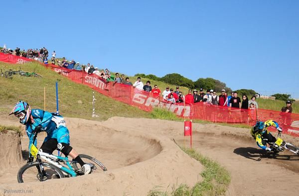 Mick Hannah (GT) and Aaron Gwin (Yeti) on course in the finals.