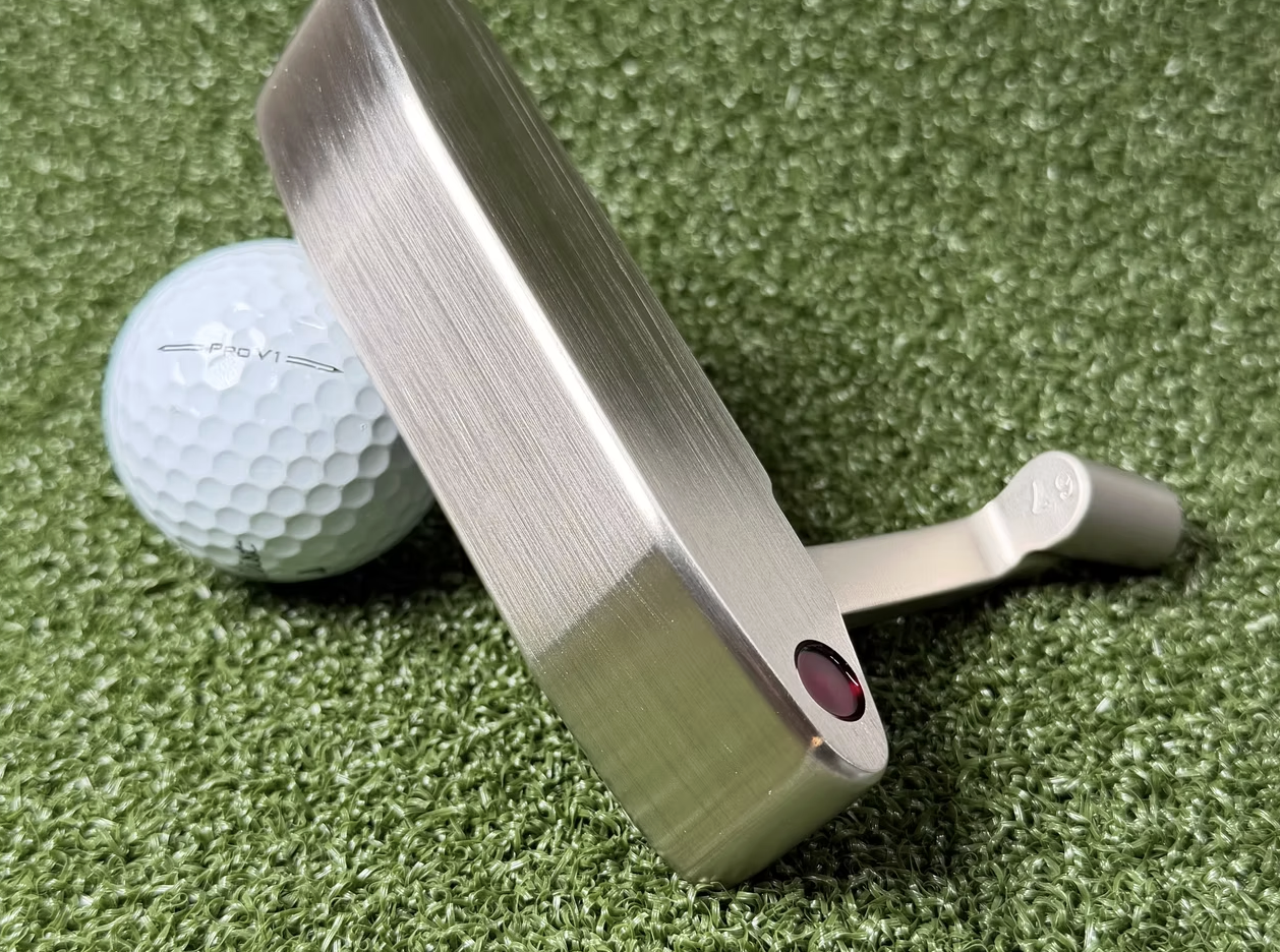 photo of the tiger woods style putter