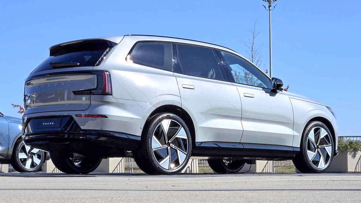 2025 Volvo EX90 first look.