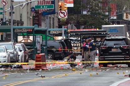 FBI agents investigate the bomb in New York's Chelsea neighborhood that injured 29 people