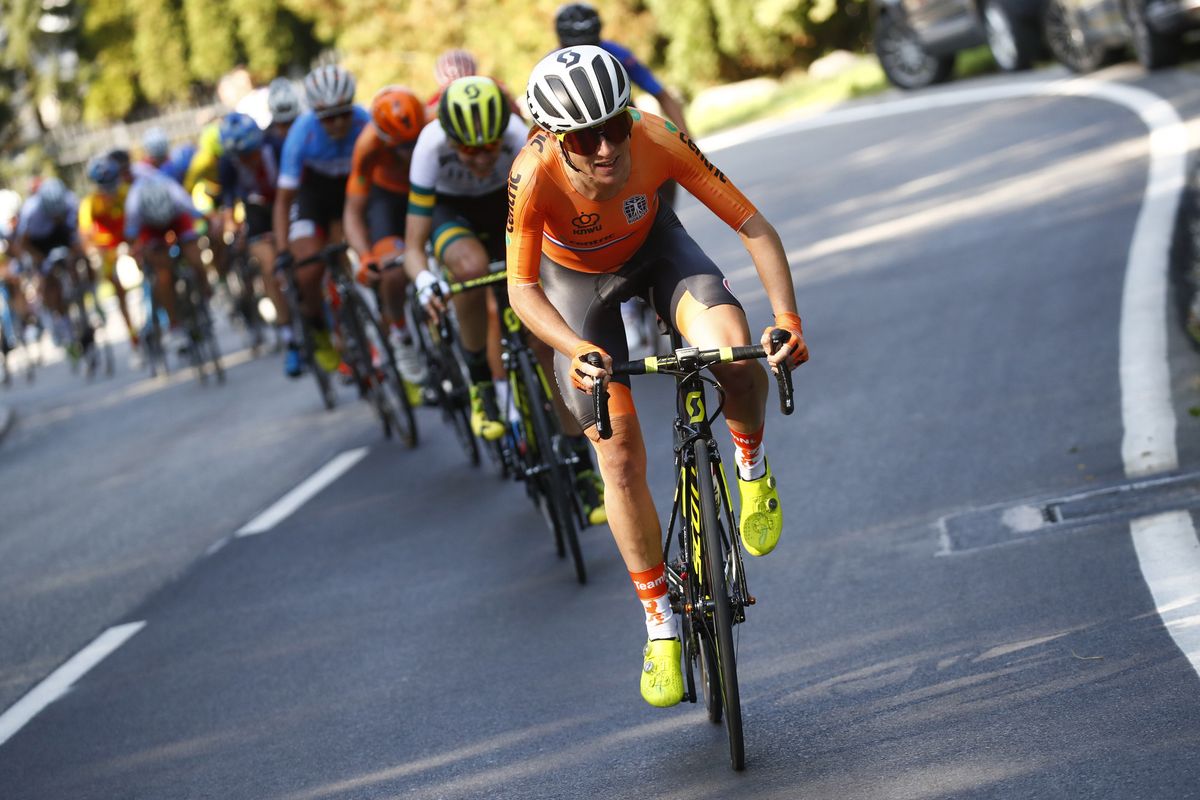 Annemiek van Vleuten pours on the pressure